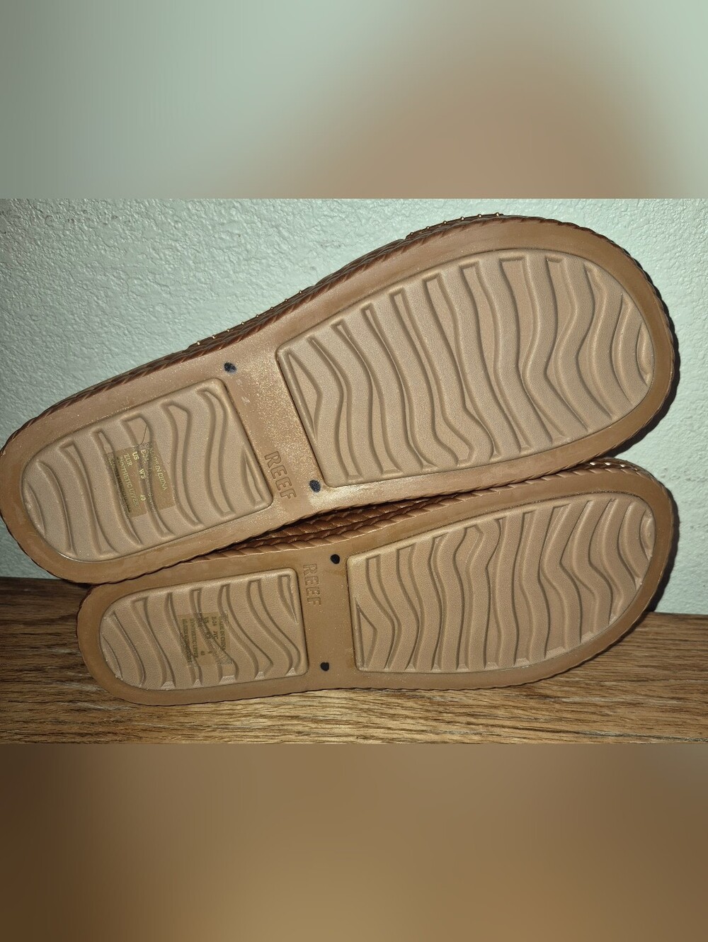 Reef Women's Water Vista Sandals in a Bronzed, Textured Finish Size 9 - Picture 3 of 6